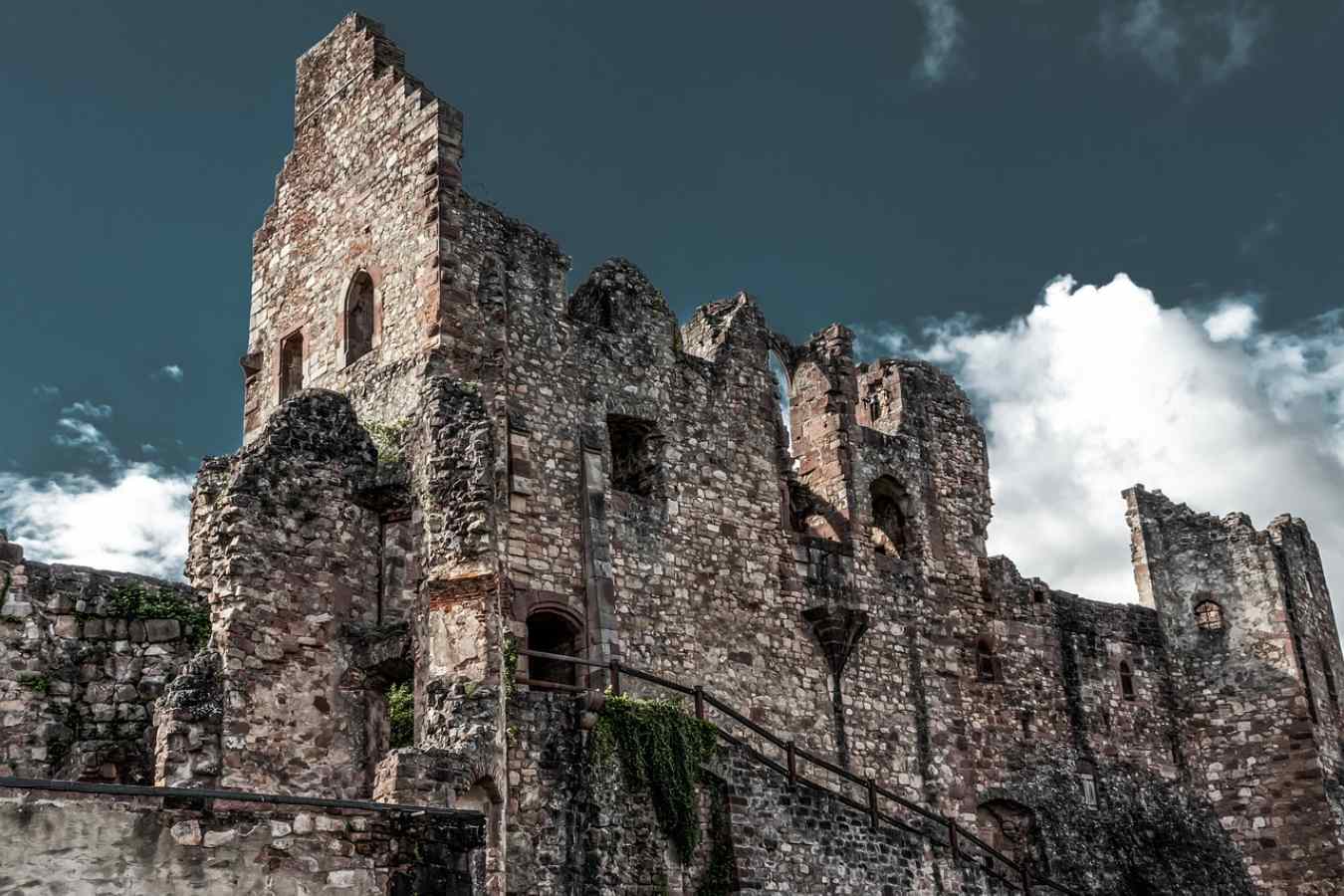 История заброшенных дворцов и замков